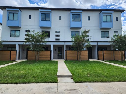 Beautiful 3-Bedroom, 3.5-Bathroom Townhome in Tampa (**MOVE-IN SPECIAL/$500 OFF 2ND MONTH**) – photo 1