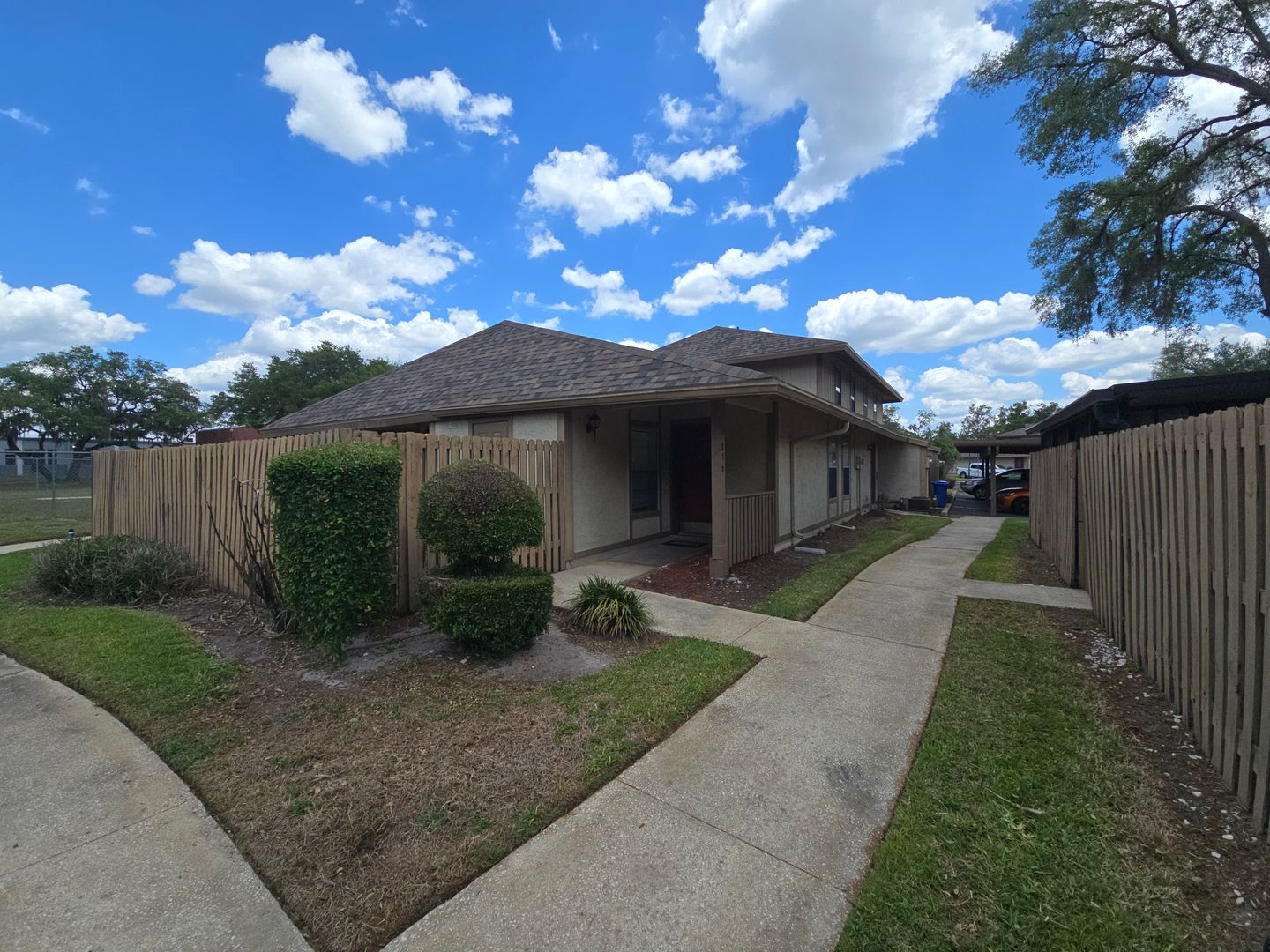Brandon Townhome: 856 Creekway Ct