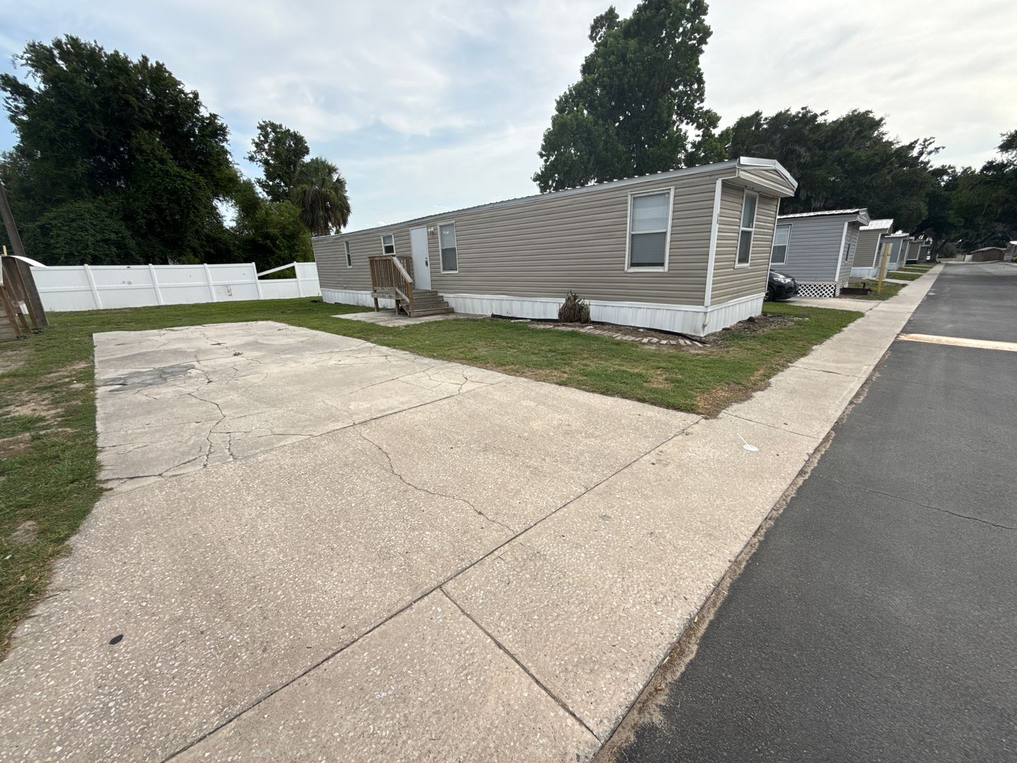 Valrico Apartment: 1221 N. Valrico Rd.