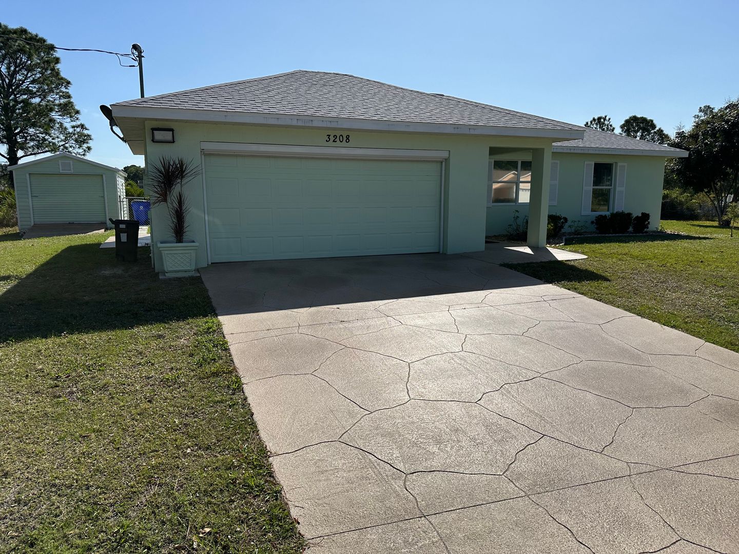 ~~~SINGLE ROOM FOR RENT~~~ in a beautiful home in Seabring. This is a Co-Living home with two additional tenants. 