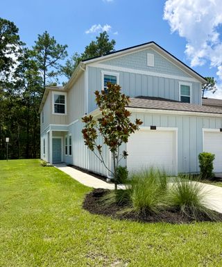 Convenience, Low-Maintenance, Comfort and Close to Everything! 3BR/2.5BA – photo 1
