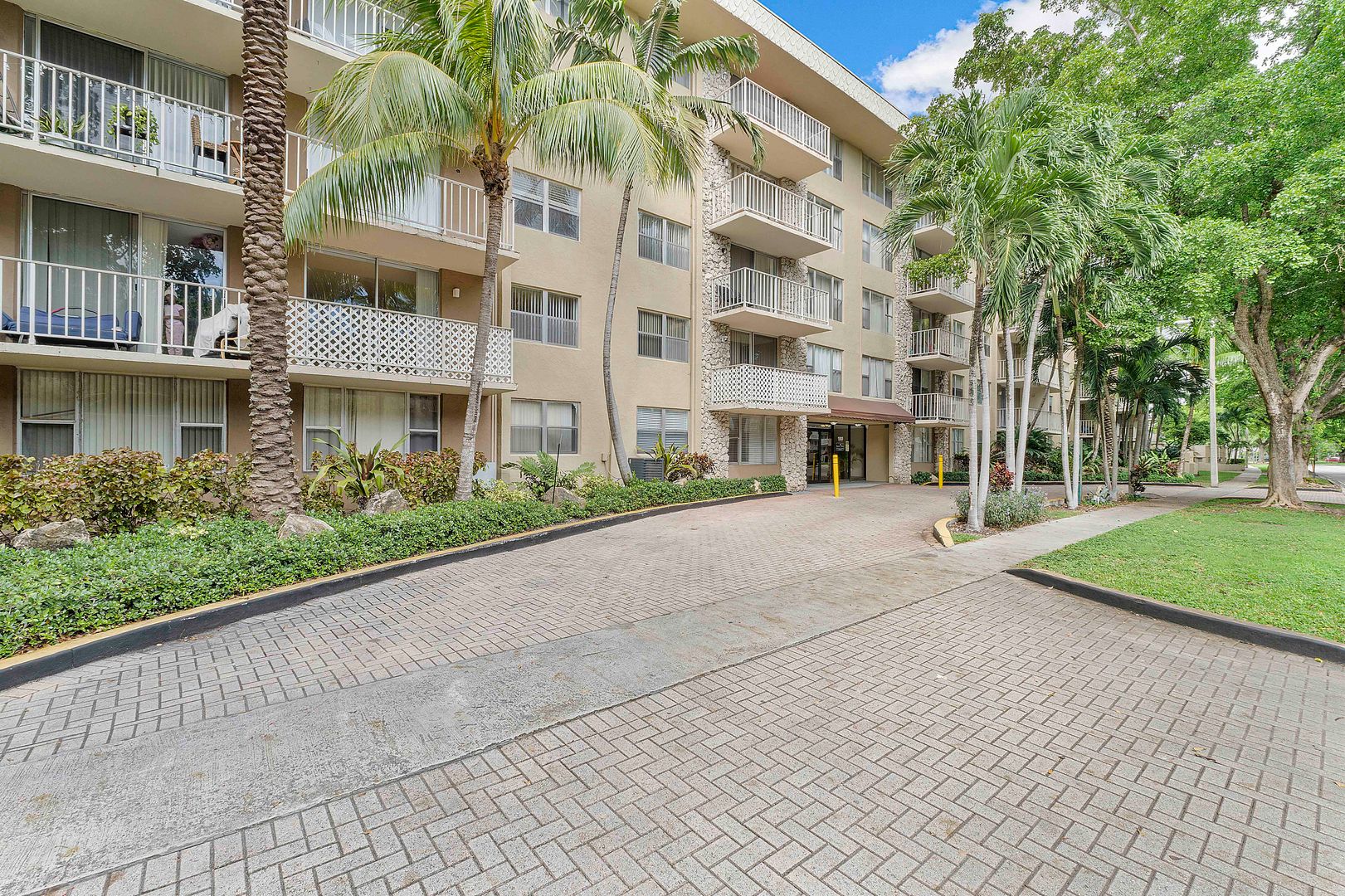 North Miami Condo: 1805 Sans Souci Blvd APT 208