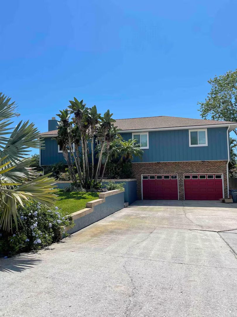 Holiday House: 3033 Pineview Dr