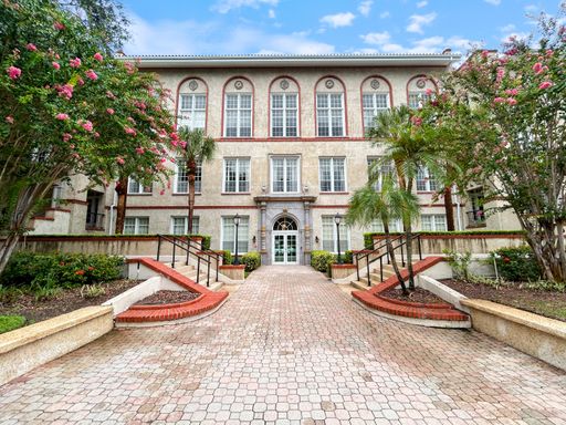 Live in the Heart of Downtown St. Petersburg at Historic Mirror Lake Condos! 2bed | 2 bath – photo 1