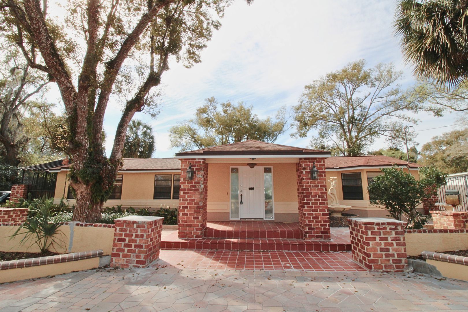 Lutz House: 16120 Hanna Rd