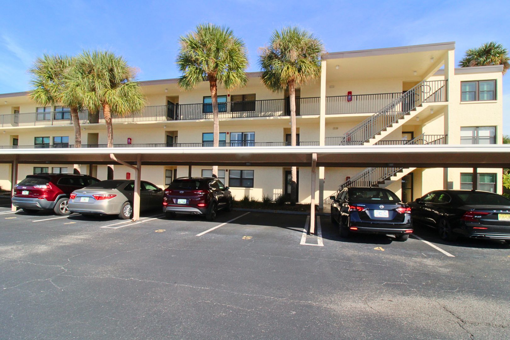 Largo Condo: 11945 143rd St APT 7220