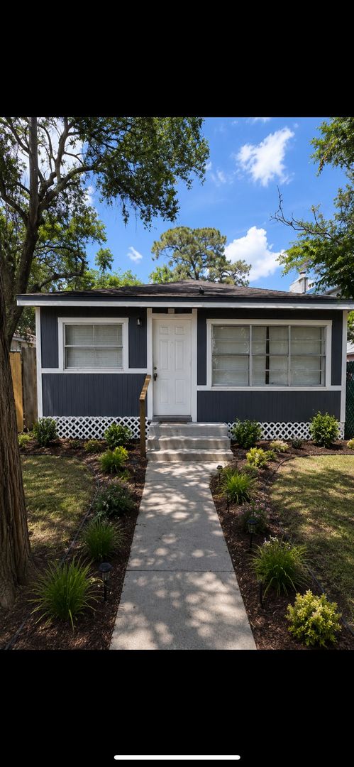 Tampa House: 4236 E Cayuga St
