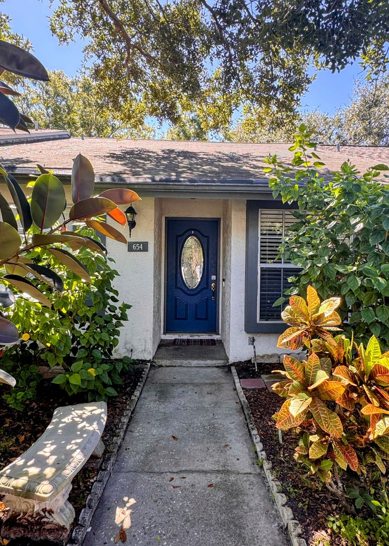 Largo House: 654 Capistrano Ct