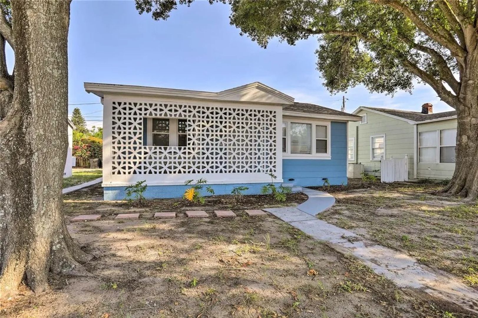  2-Bedroom Home in Prime St. Pete Location! FURNISHED OR UNFURNISHED. MID TERM OR LONG TERM. 