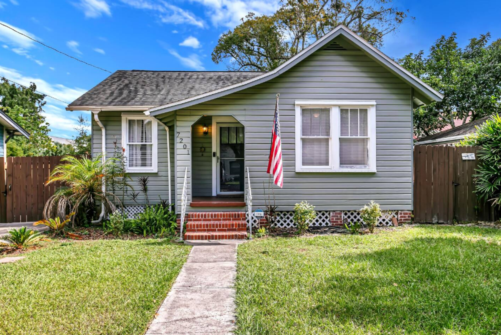 Furnished 2-Bedroom Corner Lot Home in Old Seminole Heights!
