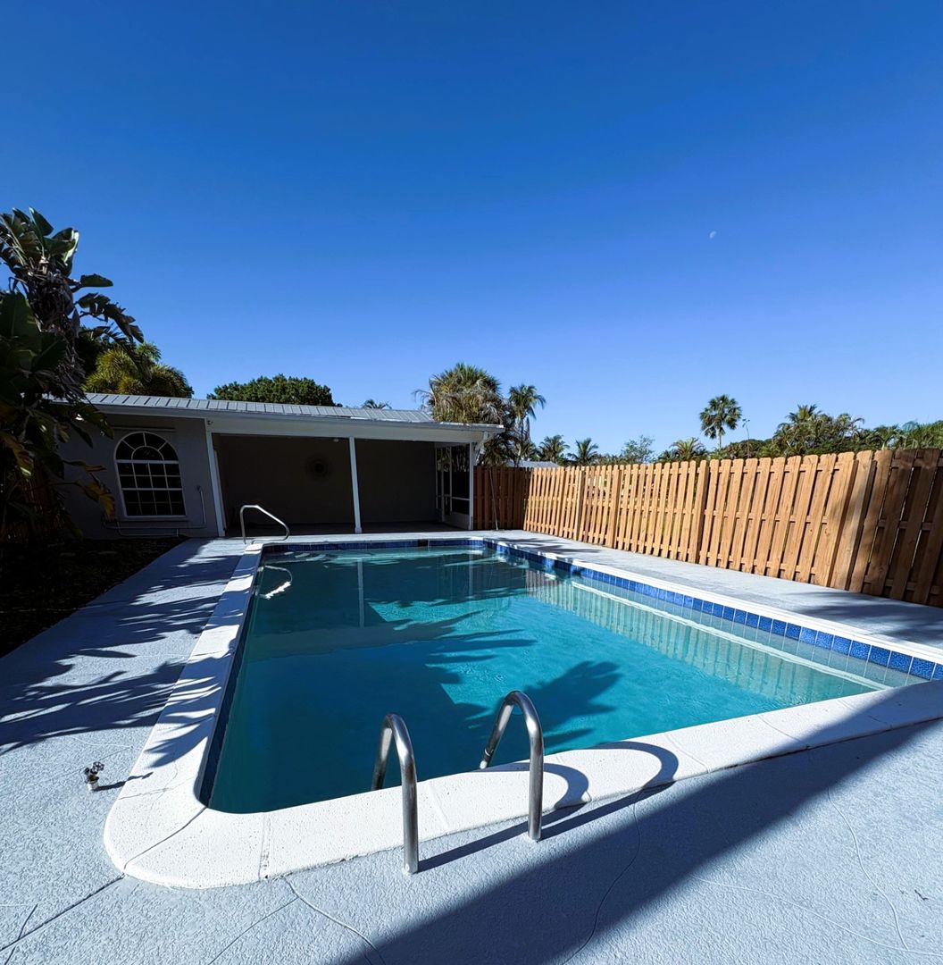 Stuart House: 514 SW North Carolina Drive