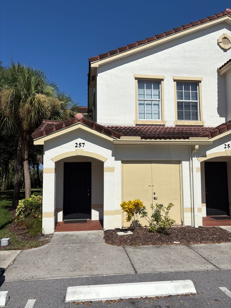Stuart Townhome: 257 SE Kitching Circle
