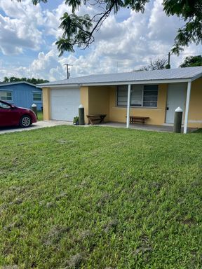 2/1/1 in Stuart--Beautiful kitchen & fenced yard! – photo 1