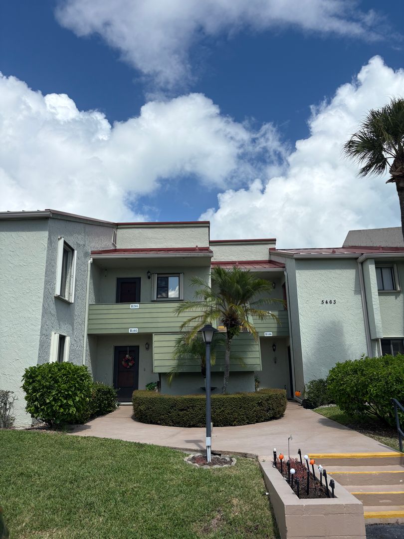 (55+) 2/2 Condo in the Peaceful Miles Grant Golf Course Community