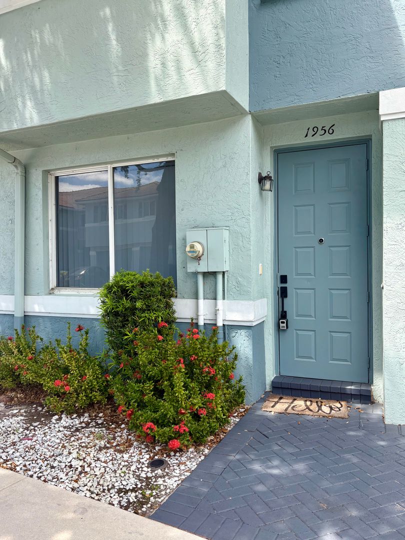 Riviera Beach House: 1956 Alamanda Way