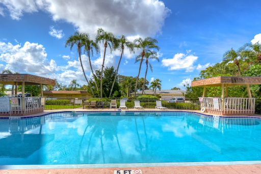 Available October 1: Remodeled 2/2 Condo