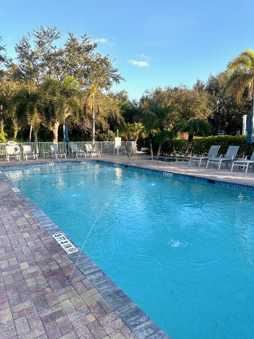 Naples House: 4420 Botanical Place