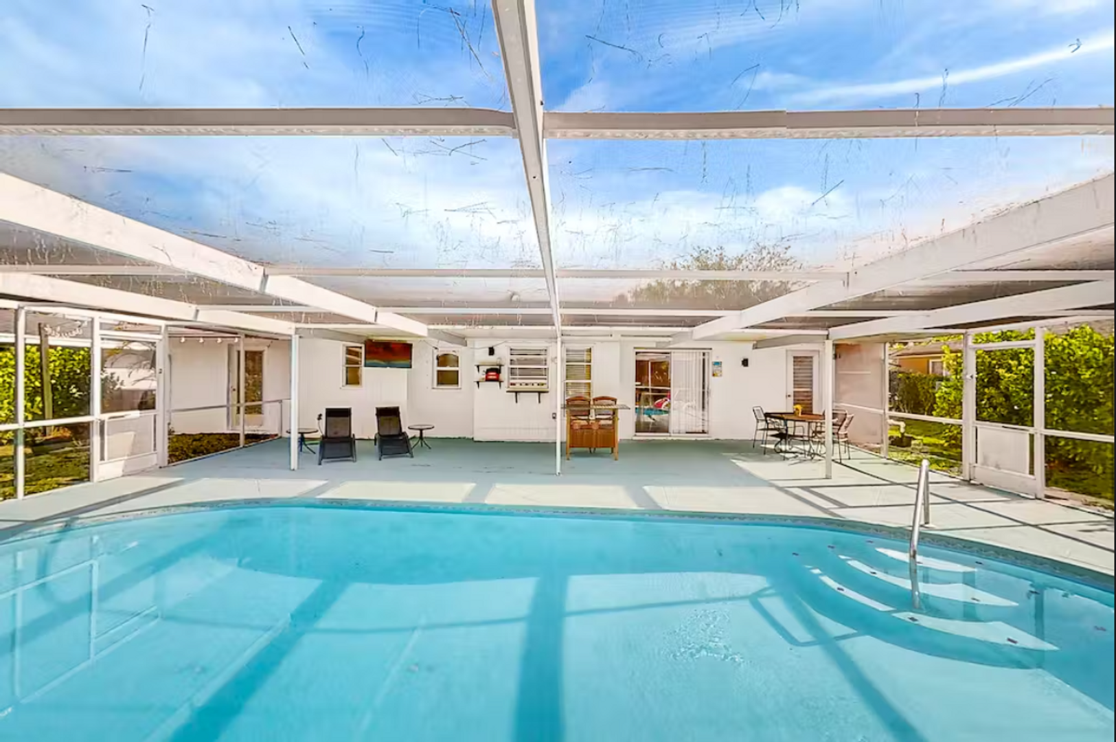 Great Property with Pool in Desirable Flamingo Estates!