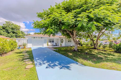 AVAILABLE NOW | Fully Furnished & Turnkey | Pet Friendly | Boat & RV Parking! – photo 1