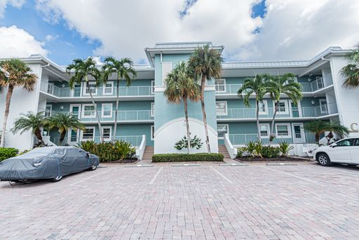 Waterfront Living With Beautiful Naples Bay Views! 55+ Community – photo 1