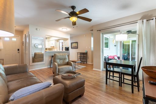 Conveniently located, furnished, 2 Bed, 2 Bath Condo in Great Location – photo 1