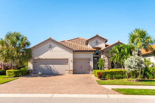 Stunning Country Club East Unfurnished Residence: 4-Bed, 3-Bath, Pool & Spa – photo 1