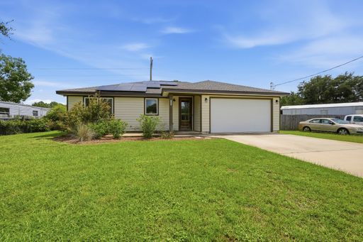 3-Bedroom Home on a Large Lot in Gulf Breeze – photo 1
