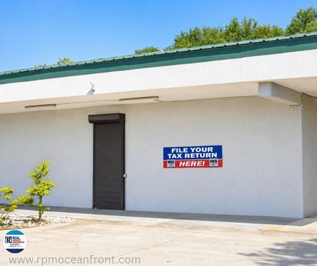 Put Your Business in Front of Thousands Daily – Prime 900 SF Commercial Space – photo 1