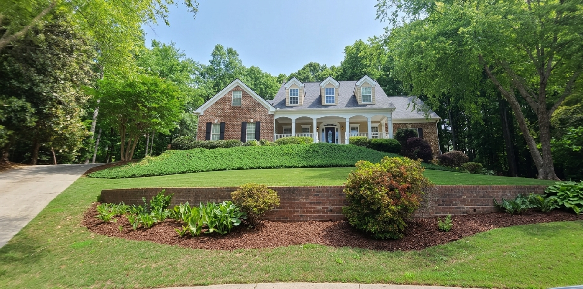 Monroe House: 606 Lakeshore Court