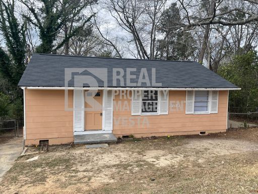 Three Bedroom House in South Macon – photo 1