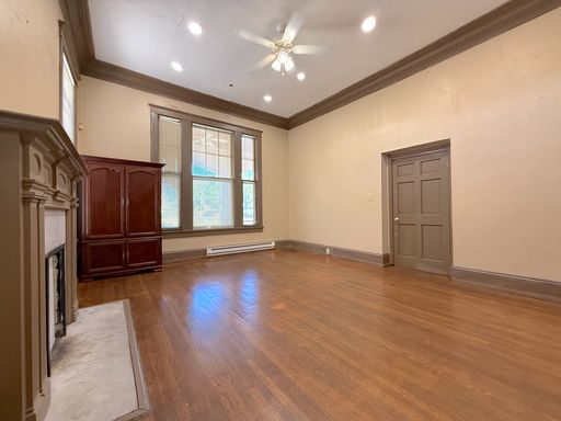 Charming One Bedroom Apartment Downtown