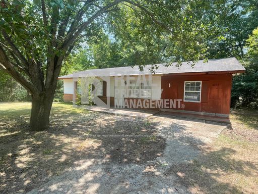 Four Bedroom Home in South Macon – photo 1