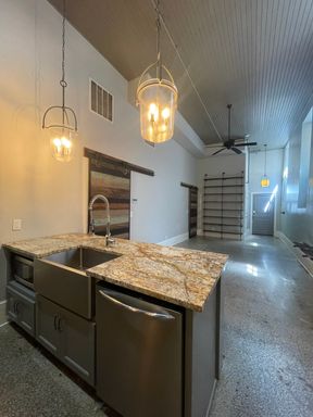 Modern One Bedroom Apartment In Heart of Downtown – photo 1