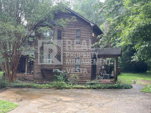 Charming Three Bedroom Townhouse – photo 1