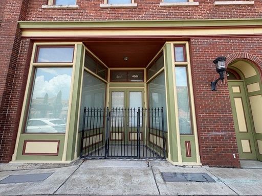 One Bedroom Apartment in Great Downtown Location – photo 1