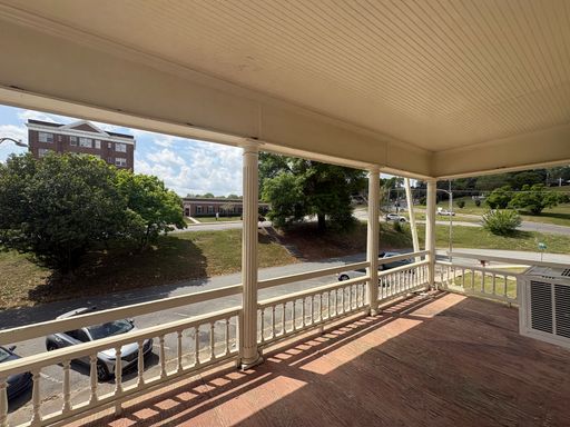 Large Apartment in Fantastic Downtown Location Leasing Special – photo 1