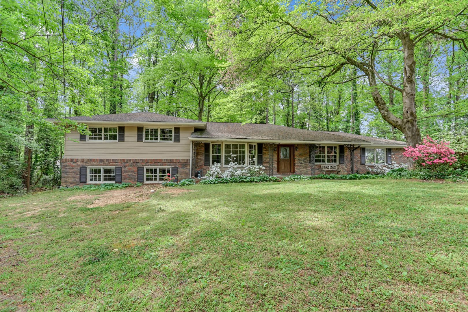 Dunwoody House: 1561 Springfield Ct