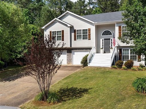 Gorgeous Newly Renovated and Sprawling Yard – photo 1