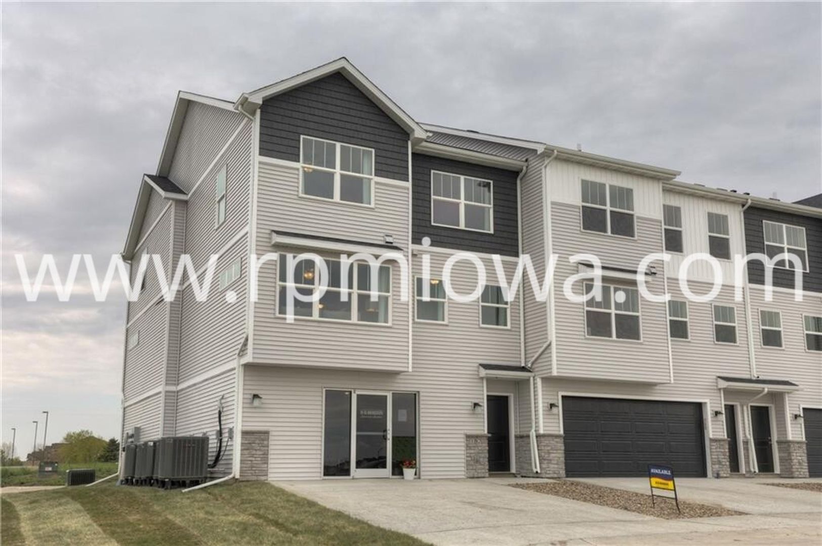 Ankeny House: 159 NE 23rd Lane