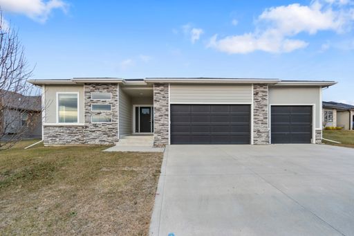 EXECUTIVE RANCH!! 5 Bedroom, 3 Bath Home in Clive