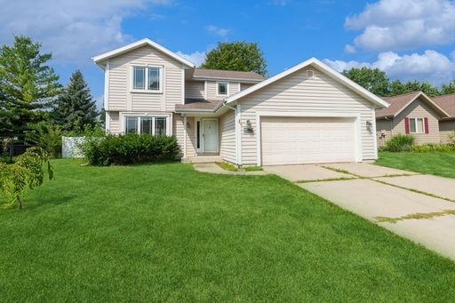 FINISHED BASEMENT WITH FENCED YARD! 4 Bedroom, 3.5 Bathroom Home in Ames – photo 1