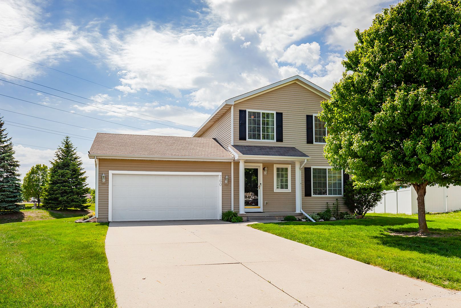 Waukee House: 760 SE Carefree Lane