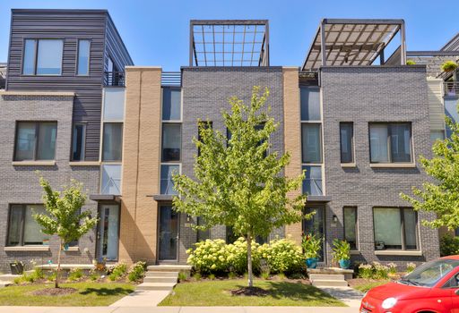 LUXURY TOWNHOME!! 3 Bedroom, 2.5 Bathroom Townhome in Des Moines! – photo 1