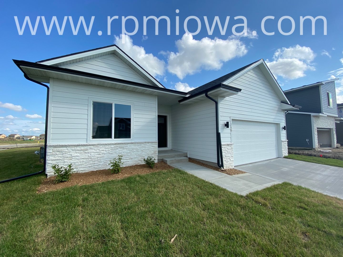 Waukee House: 740 SE Drumlin Drive