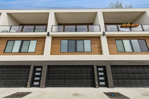 LUXURY TOWNHOME!! 2 Bed 2.5 Bath Townhome in Des Moines – photo 1
