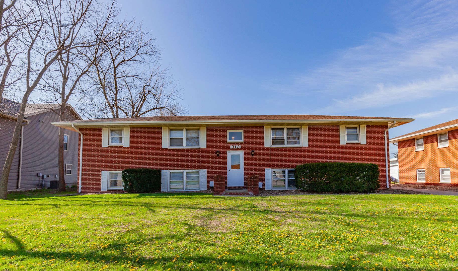 Huxley Apartment: 312 E 5th Street