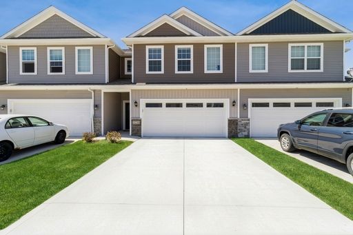 PRIVATE POOL & CLUBHOUSE!! 3 Bedroom, 2.5 Bathroom Townhome in Ankeny! – photo 1