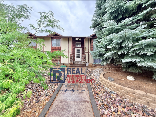 4 bed 2.5 Bath Home 2 car garage - Highland Area - Small pets negotiable – photo 1