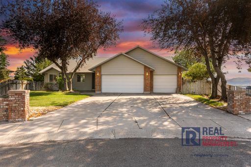 Beautiful 4 bed 2 1/2 bath - 3 car garage – photo 1