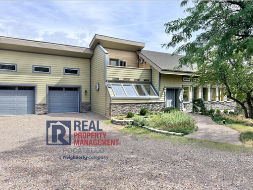 5 bedroom 2.5 bath home - 2 car garage - Small dogs allowed – photo 1